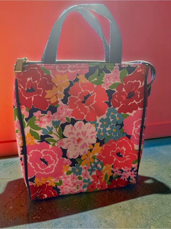 kate spade Handbags - NEW!Kate Spade Lunch Bag in Sunset Blooms 🥳🥳❌❌